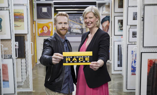 Jon Montgomery, animateur de l'emission Amazing Race Canada, et Rebecca Huxtable dans l'aire des présentoires de la Banque d'art