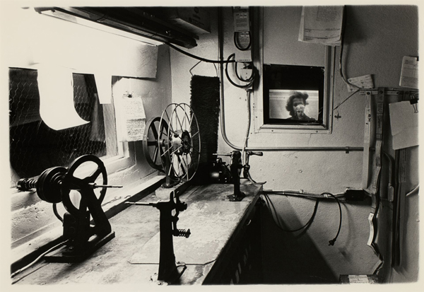 Photo en noir et blanc d'une salle de projection de films.