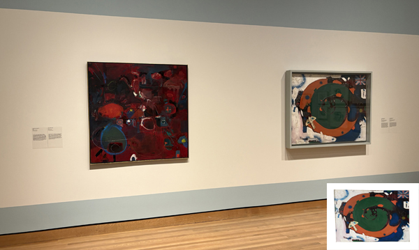 Deux œuvres d'art sont accrochées côte à côte dans un espace d'exposition. Dans le coin inférieur droit, un gros plan de l'œuvre de droite apparaît en médaillon.