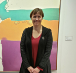 Nancy Smith devant une toile de Janis Hoogstraten